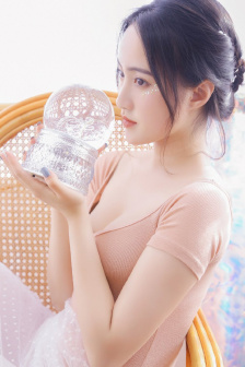 女子撩衣庆祝原视频